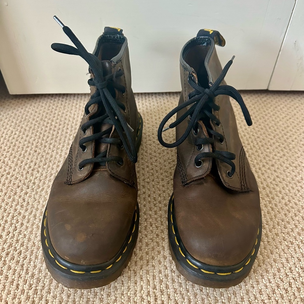 Vintage Dr. Martens 01 Style Made in England Size M6/W8